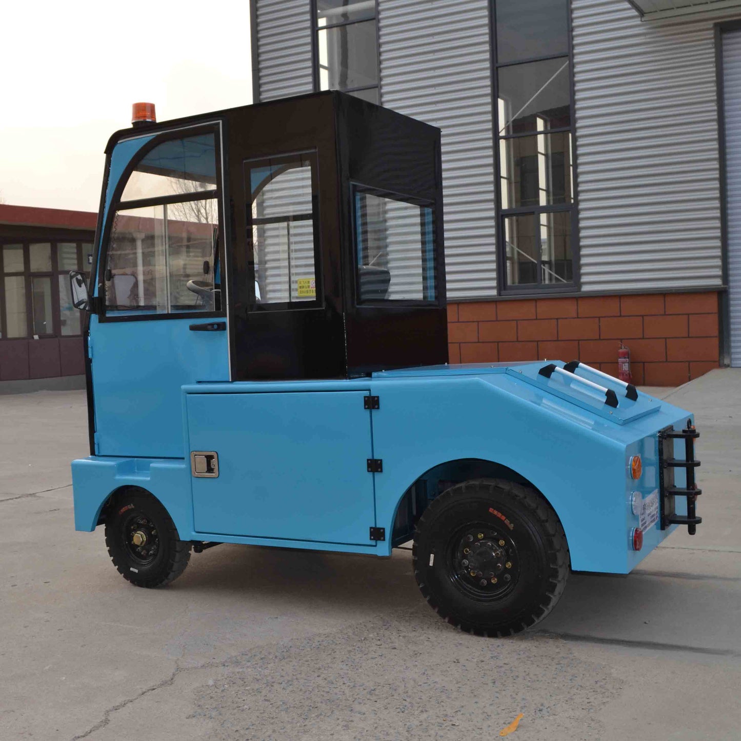 1-Seater Electric Tow Tractor – 72V with 3000kg Towing Capacity for Industrial Use | YIPU-T 6T